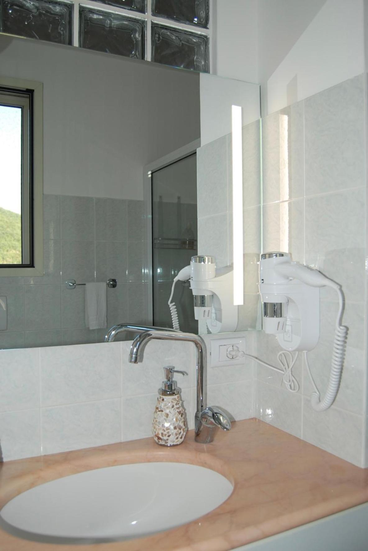 Mini Red Hub - Design Apartment Sant'Agapito Luaran gambar